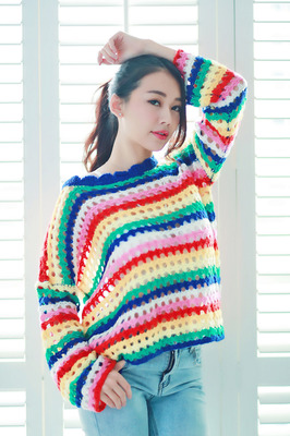 镂空毛衣下的美 一袭风情，笑靥如花